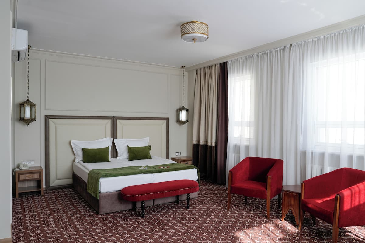 Business kamer, 1 queensize bed, uitzicht op stad | Luxe beddengoed, een minibar, een kluis op de kamer, een bureau