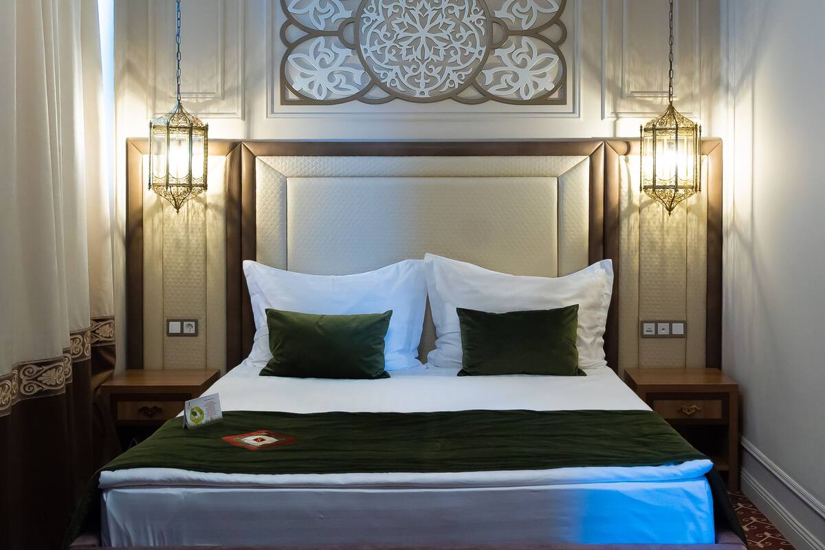 standard double room | premium bedding, minibar, in-room safe, desk