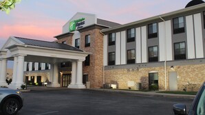 Un hôtel à la façade en briques, doté d’une entrée couverte et d’une enseigne indiquant qu’il s’agit d’un Hampton Inn Express.