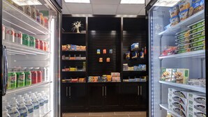 Een gekoelde vitrine met diverse drankjes en snacks.