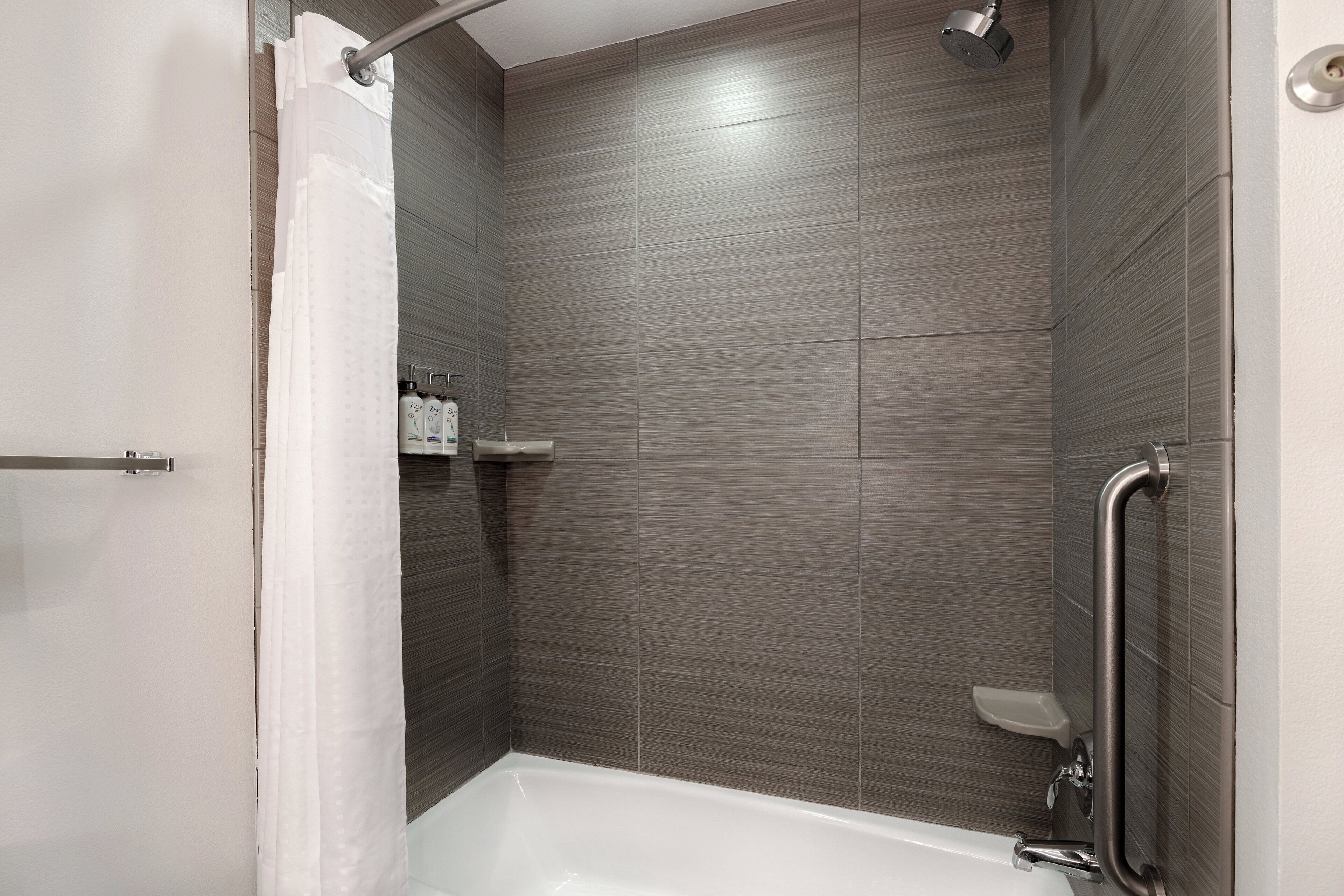 Ein modernes Badezimmer mit Dusche, Toilette und Badewanne.