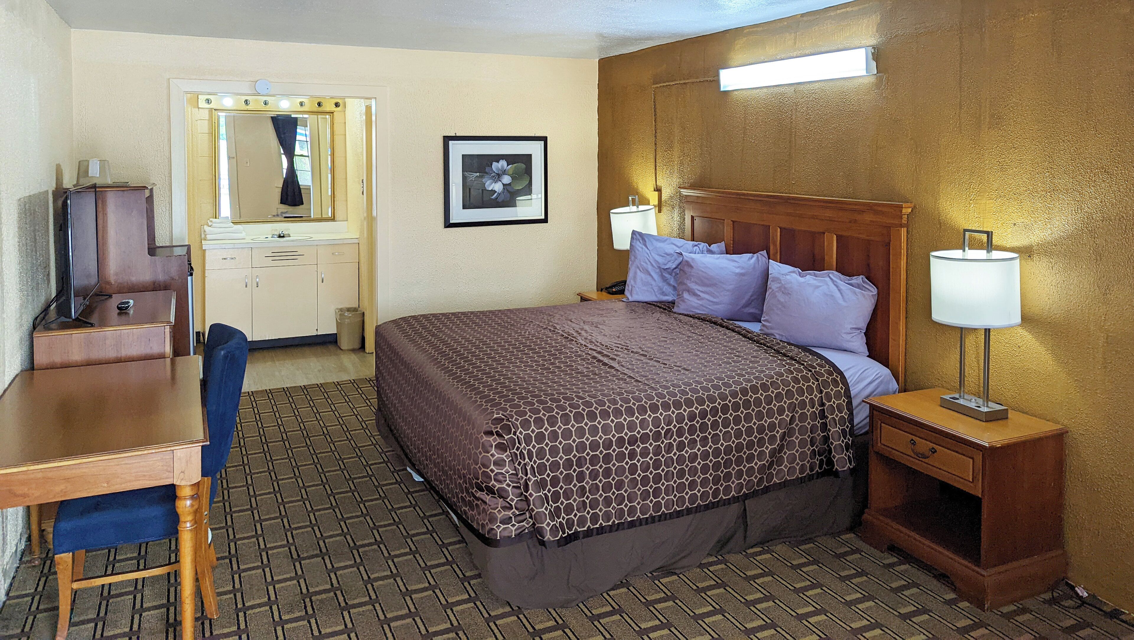 Iron/ironing board, free WiFi, bed sheets