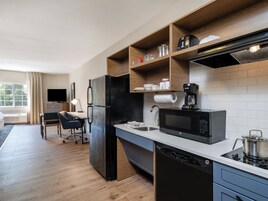 Premium bedding, in-room safe, desk, laptop workspace