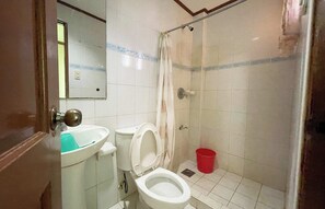 ห้องสแตนดาร์ด | ห้องน้ำ | ฝักบัว, เรนชาวเวอร์, ผ้าเช็ดตัว