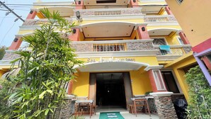 A multi-story building with a sign reading "Sea Jewel! Beach Resort". - Sea Jewel Beach Resort Puerto Galera (Puerto Galera)