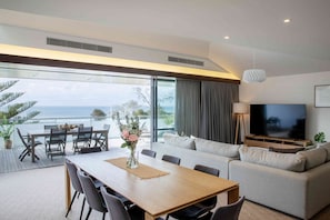 Living area - Beach Suites (Byron Bay)