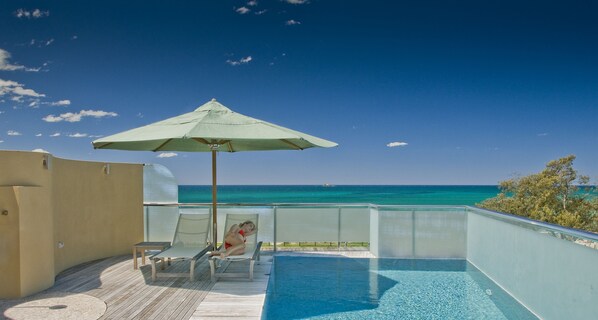 Premium bedding, pillow-top beds, minibar, in-room safe - Beach Suites (Byron Bay)