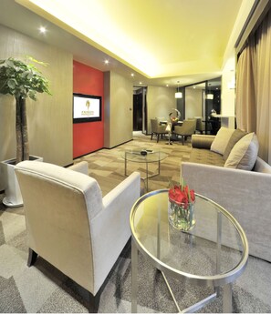 42-inch LCD TV with satellite channels, TV, pay movies - Royal Suites & Tower (Wuhan)