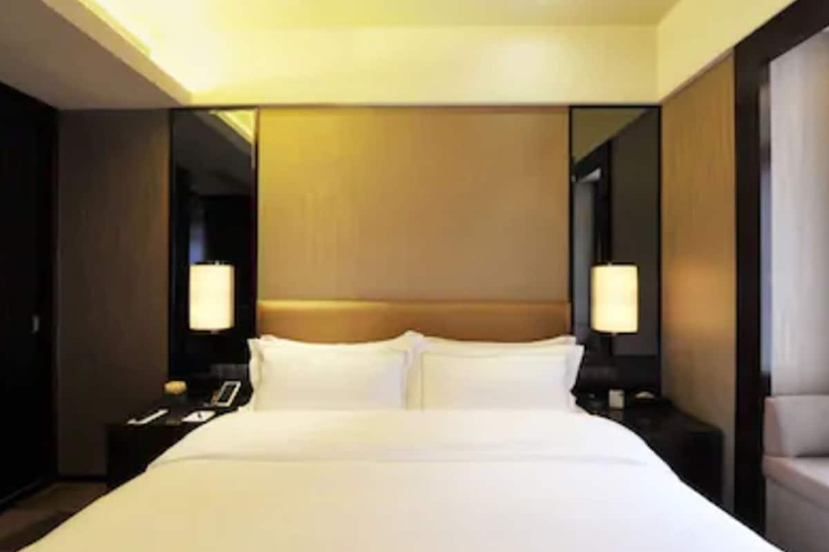 premium bedding, down duvets, minibar, in-room safe