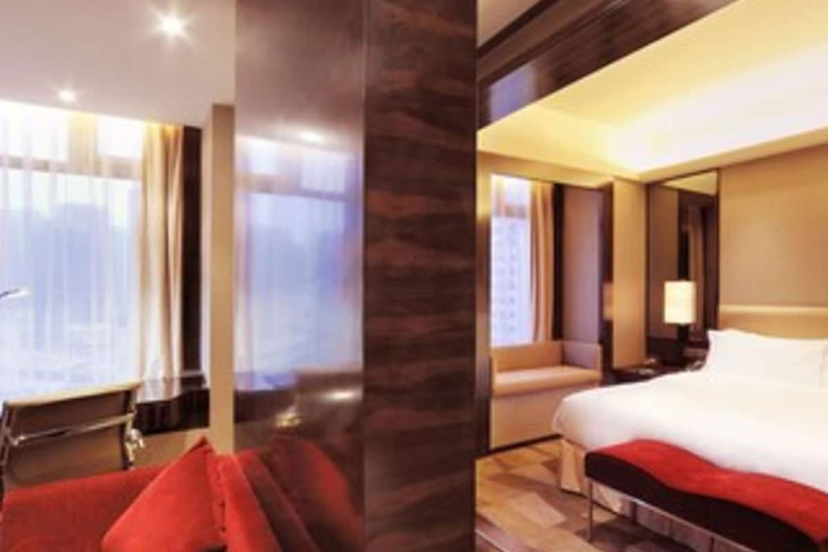 premium bedding, down duvets, minibar, in-room safe