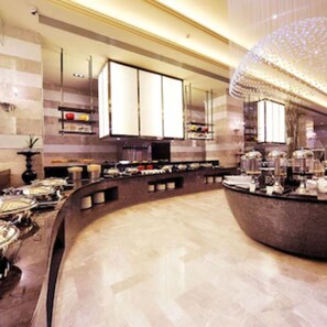 Daily buffet breakfast (CNY 118 per person)