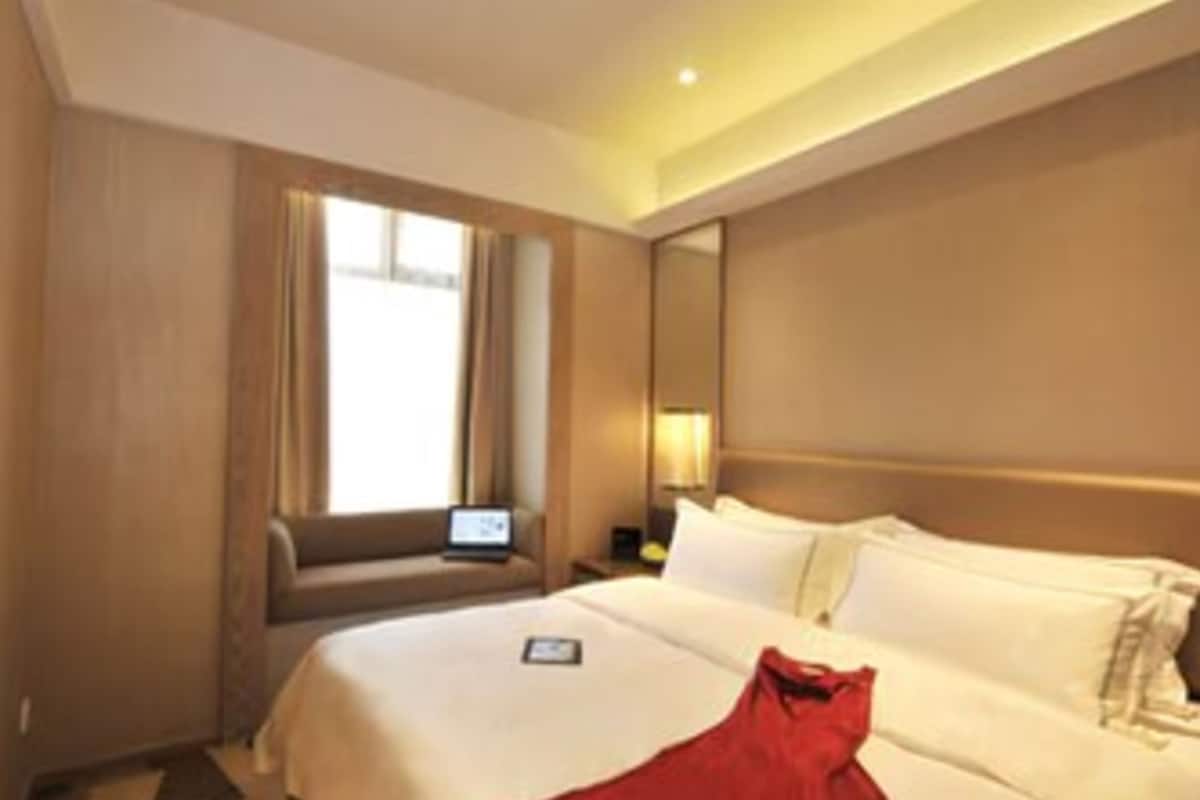 deluxe suite | premium bedding, down duvets, minibar, in-room safe