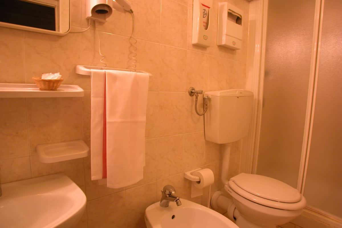 triple room | bathroom | shower, free toiletries, hair dryer, bidet