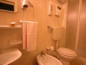 Triple Room | Bathroom | Shower, free toiletries, hair dryer, bidet