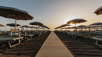 Plage privée, chaises longues, parasols, serviettes de plage