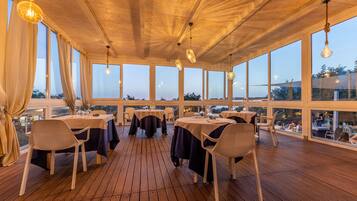 Se sirven desayunos y cocina local e internacional; con vista al mar