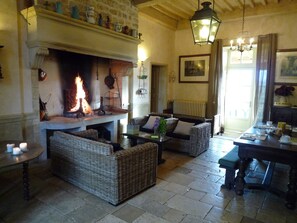 Daily continental breakfast (EUR 8.50 per person)