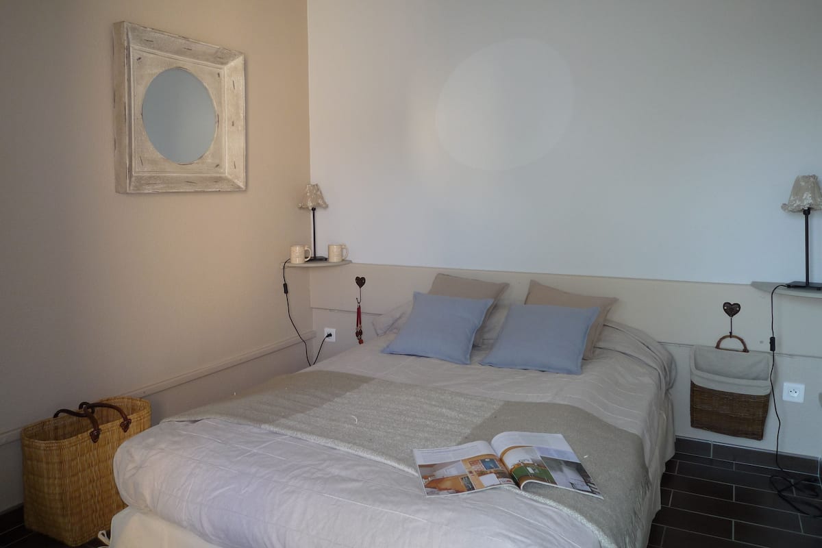 Apartment 4 persons | Individually decorated, individually furnished, blackout drapes
