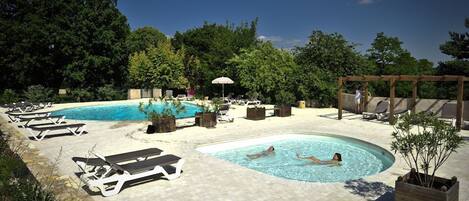 Piscine extérieure, parasols de plage, chaises longues