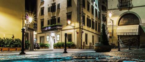 A hotel with a central courtyard, a fountain, and a reflection pool.