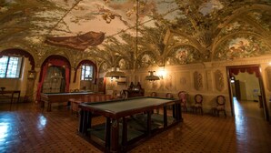 A billiards room with a high ceiling and ornate ceiling decorations. - Hotel Giardino (Prato)