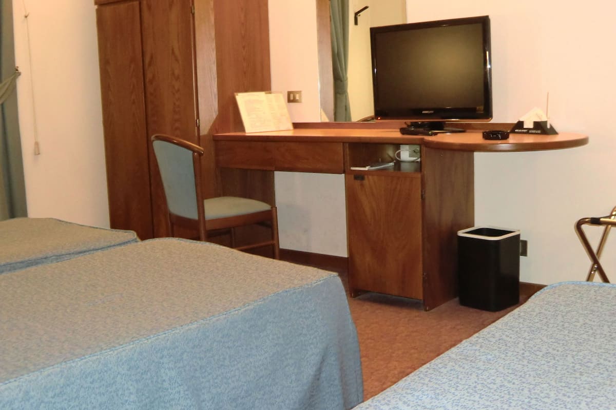 1 bedroom, hypo-allergenic bedding, minibar, in-room safe