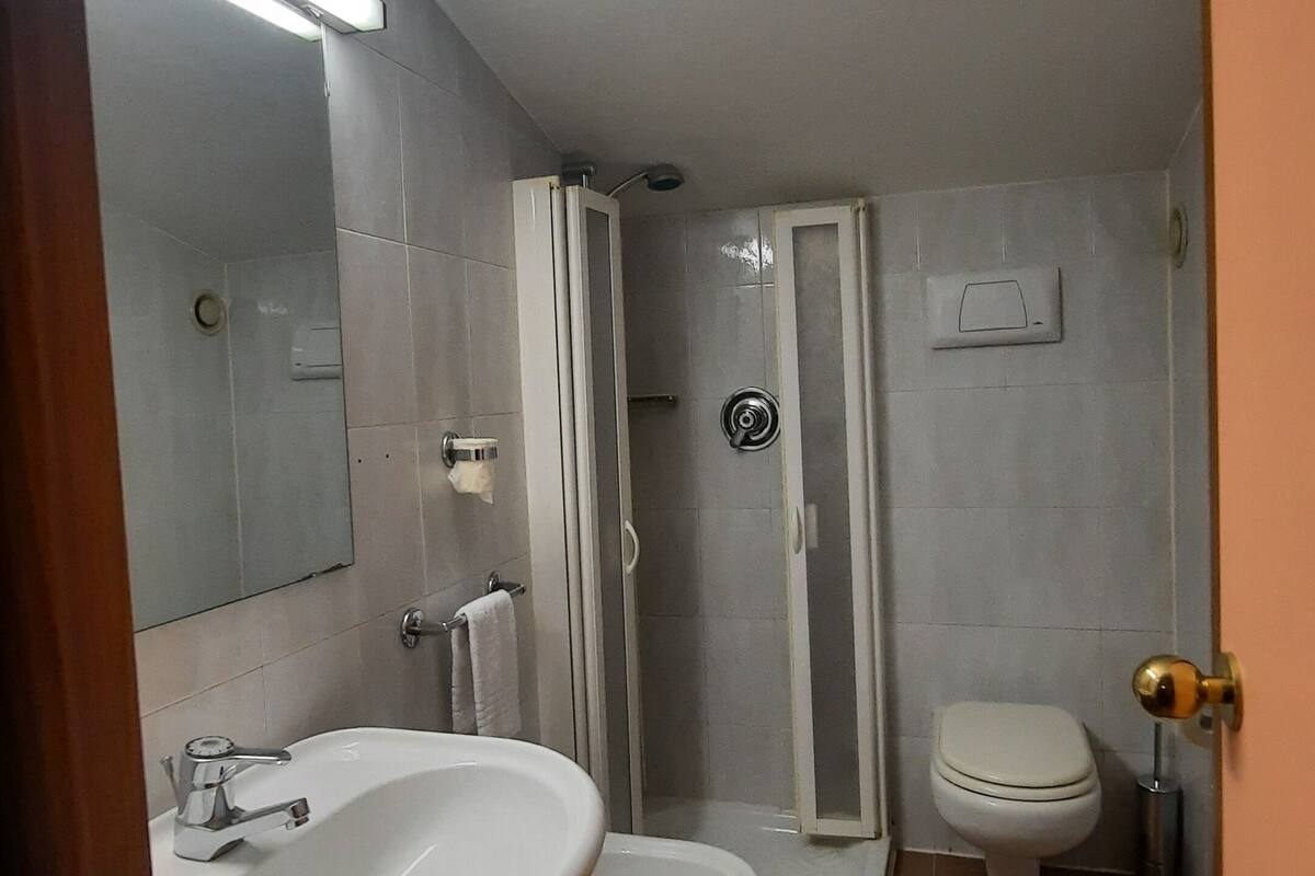 doppia economy con finestra al tetto | bathroom | rainfall showerhead, free toiletries, hair dryer, bidet