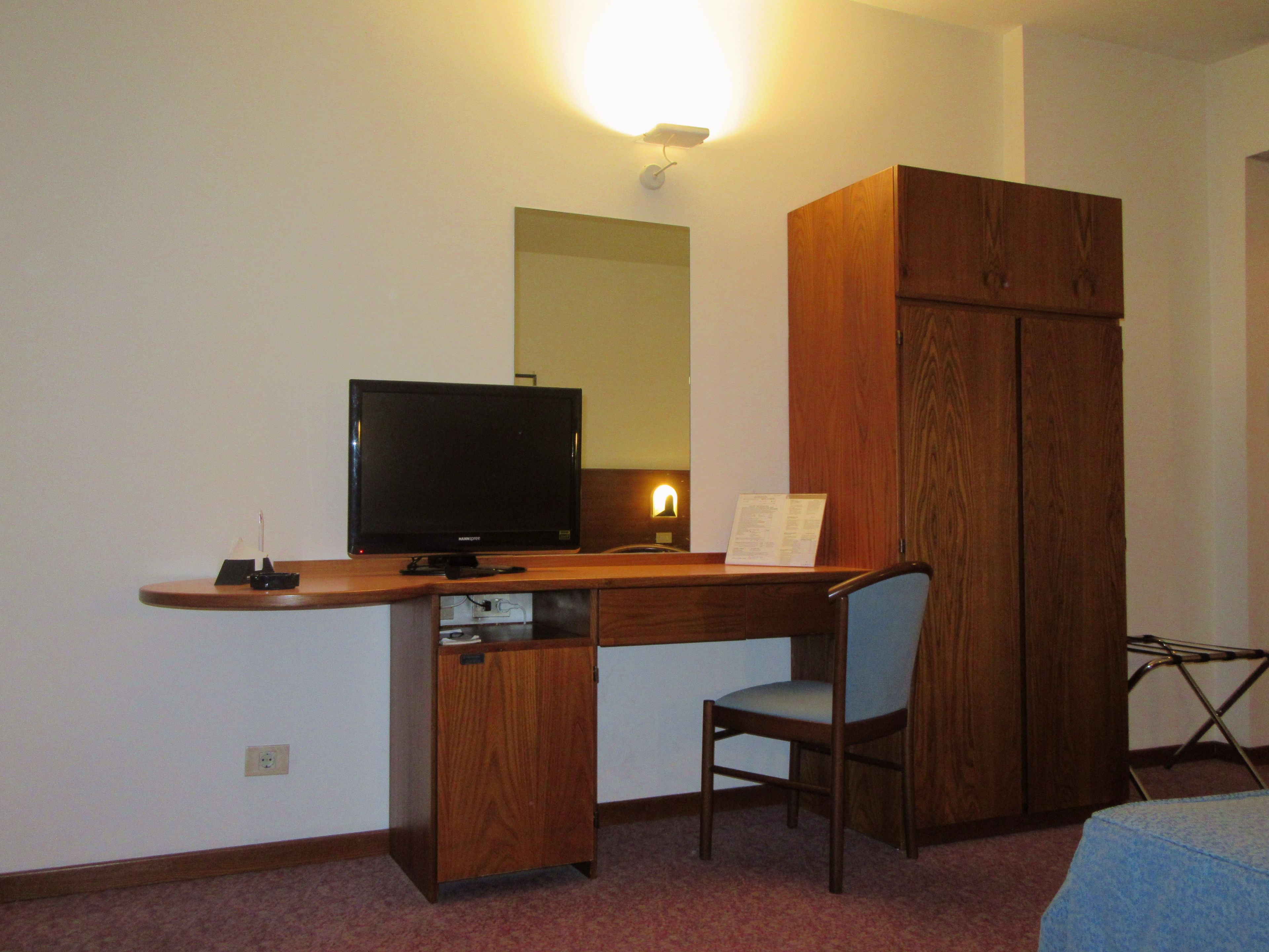 1 bedroom, hypo-allergenic bedding, minibar, in-room safe