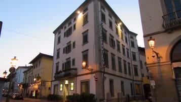 Un immeuble d’angle sur lequel on peut lire l’inscription « Hôtel del Giardino ».