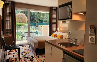 Chambre Supérieure, terrasse | Literie de qualité supérieure, coffres-forts dans les chambres, bureau