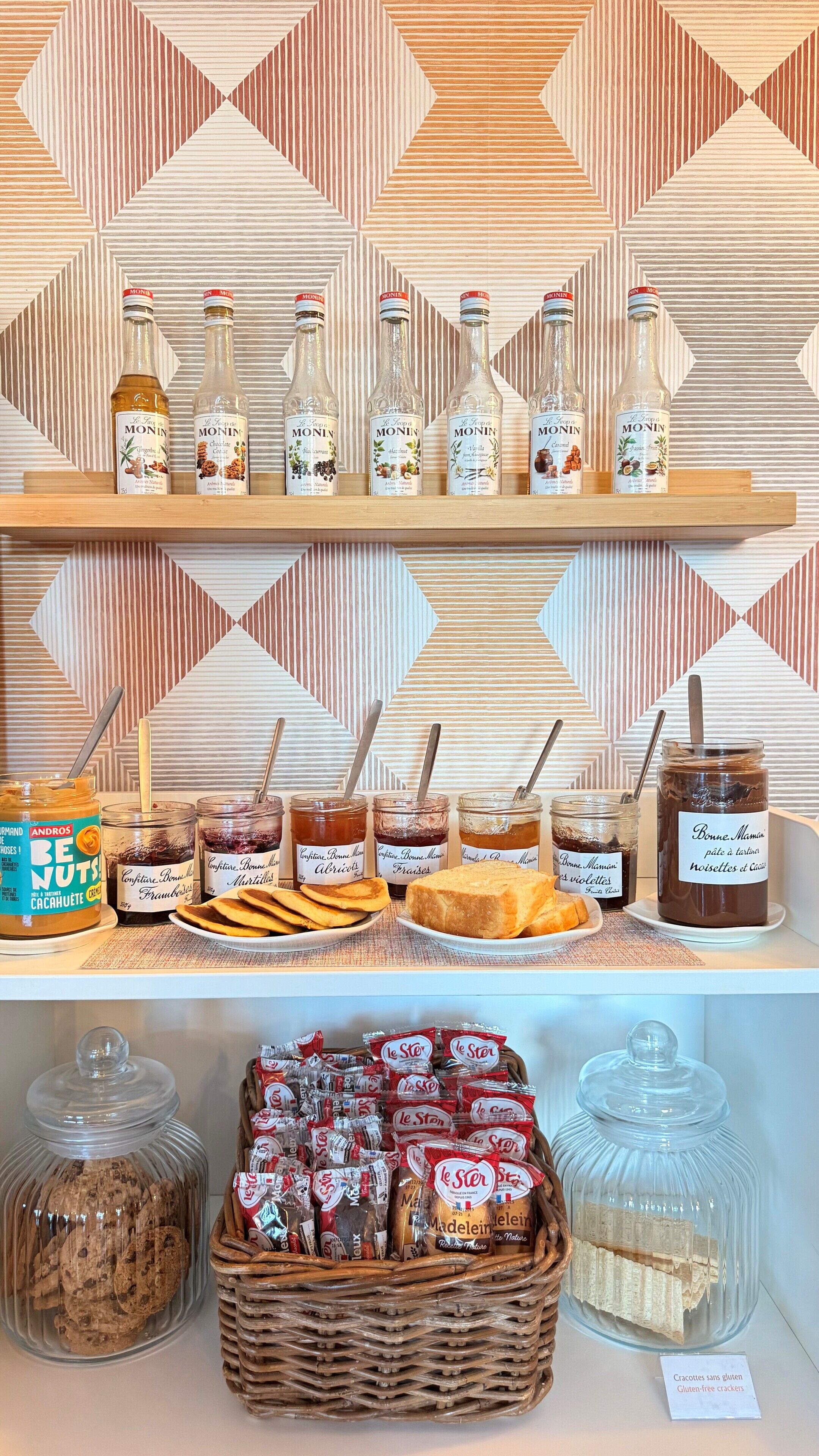 Daily buffet breakfast (EUR 19 per person)