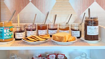 每日供应自助式早餐(每人 EUR 17)