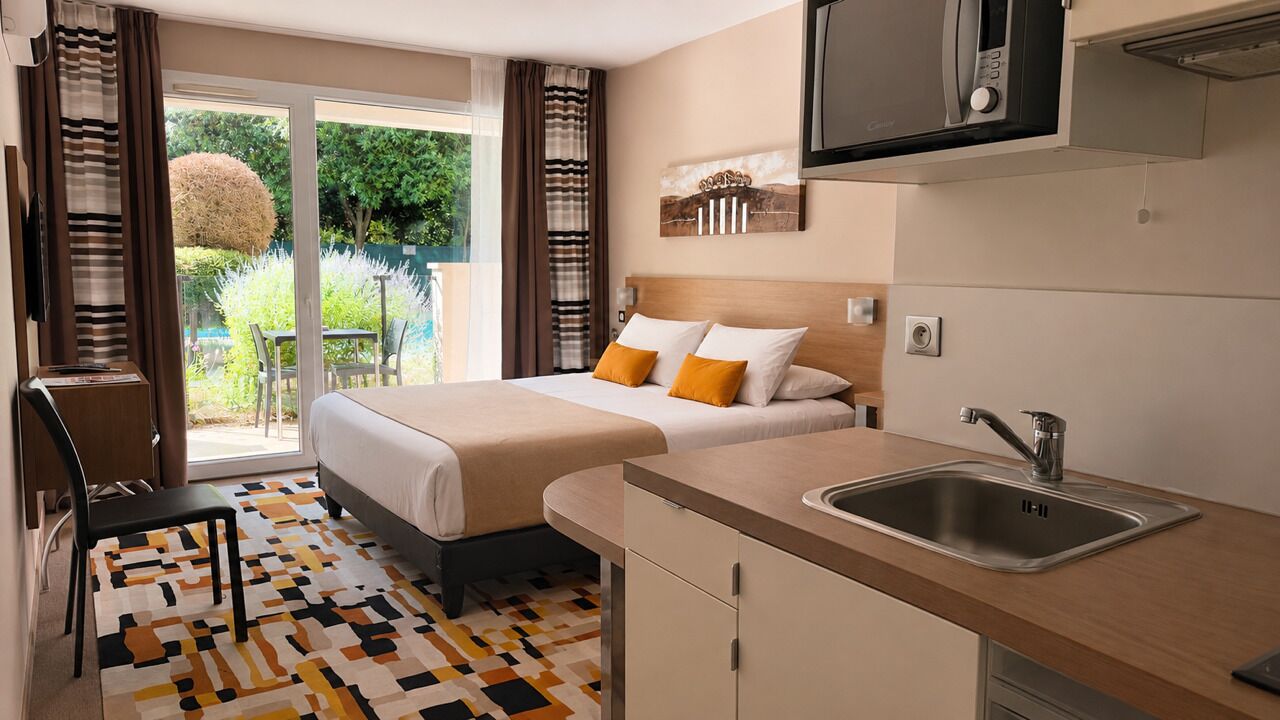 Habitación superior, Terraza | Ropa de cama de alta calidad y caja de seguridad en la habitación 