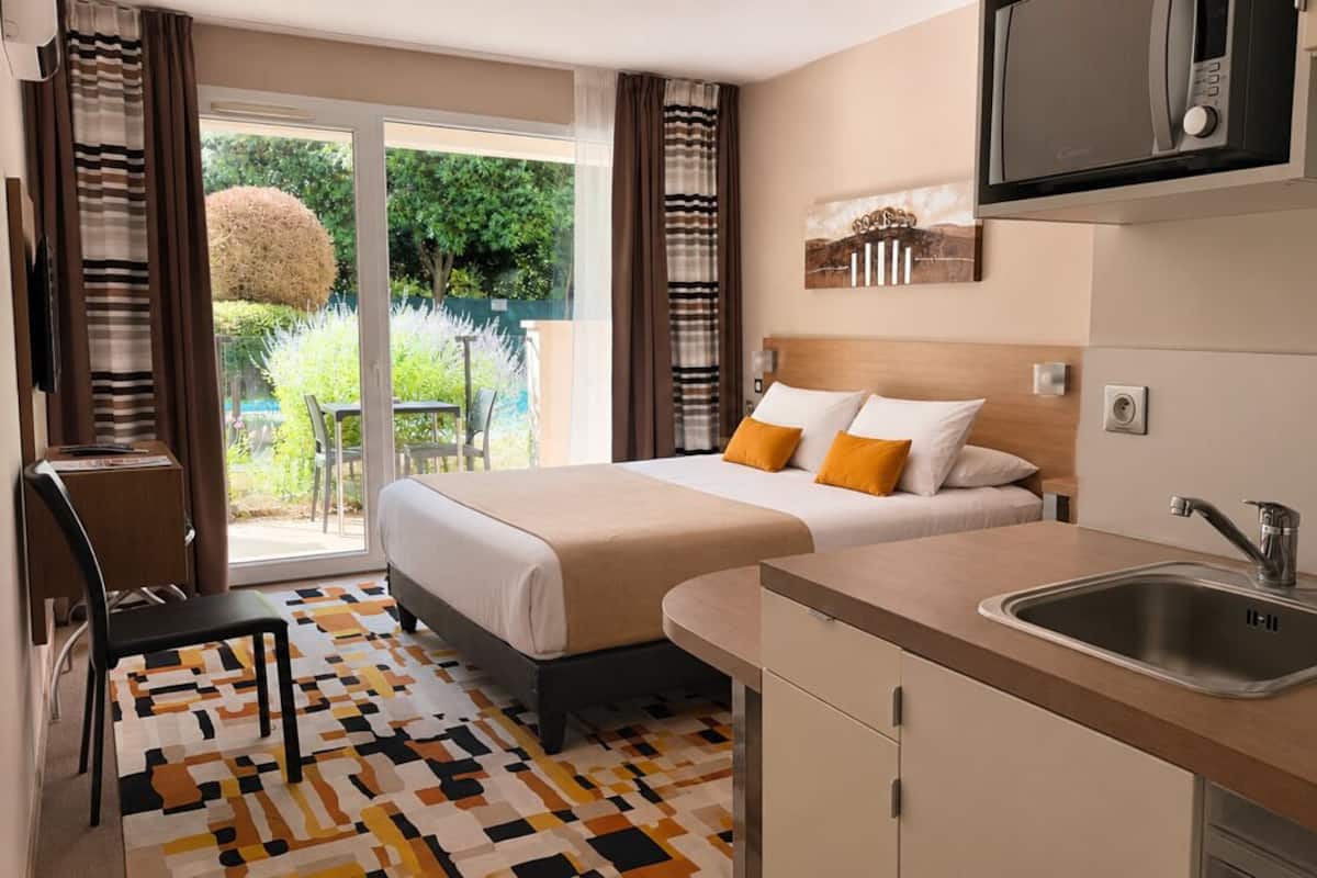 Habitación superior, Terraza | Ropa de cama de alta calidad y caja de seguridad en la habitación