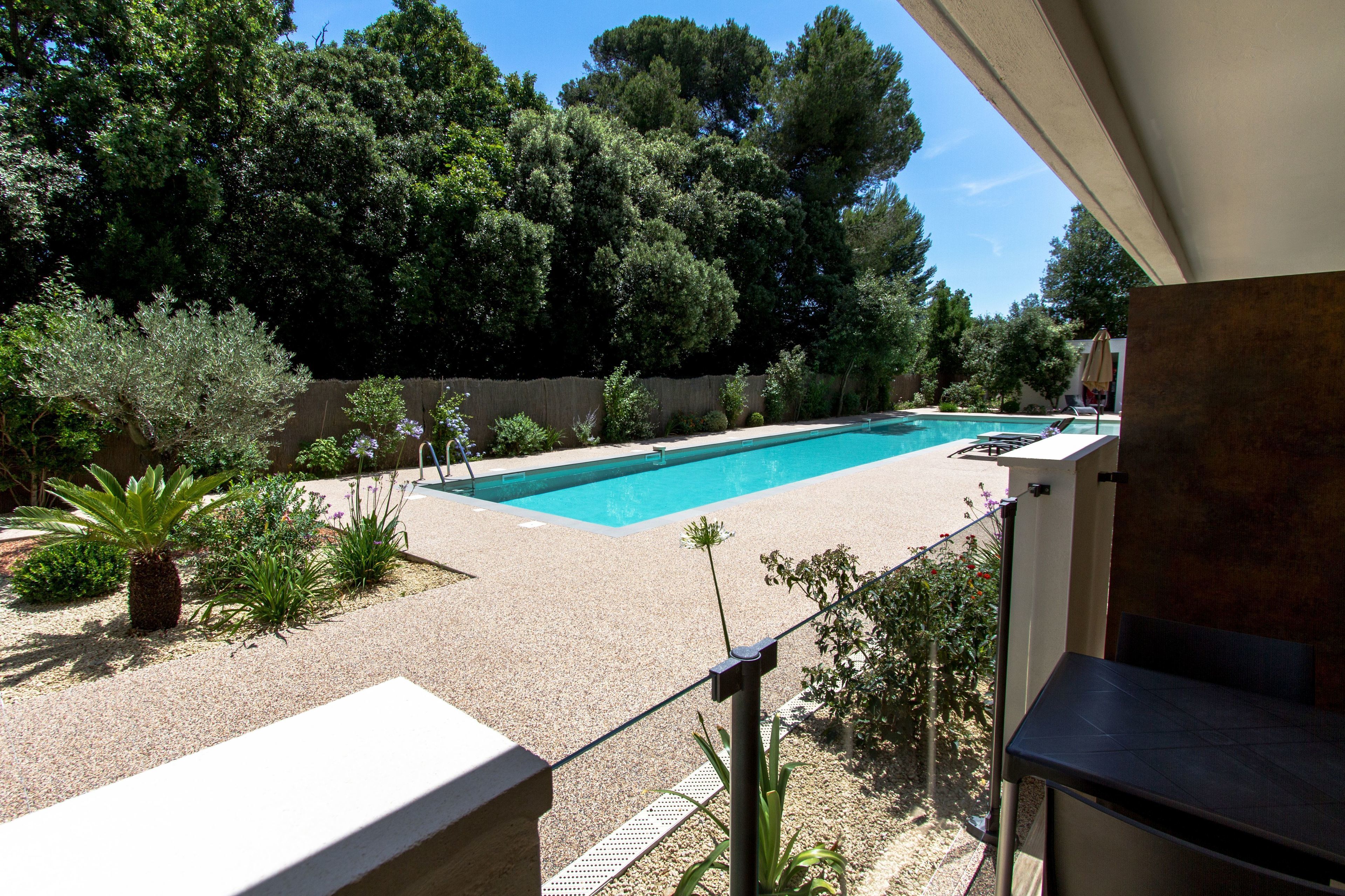 Een seizoensgebonden buitenzwembad en parasols bij het zwembad