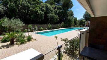 Piscine extérieure (ouverte en saison), parasols de plage