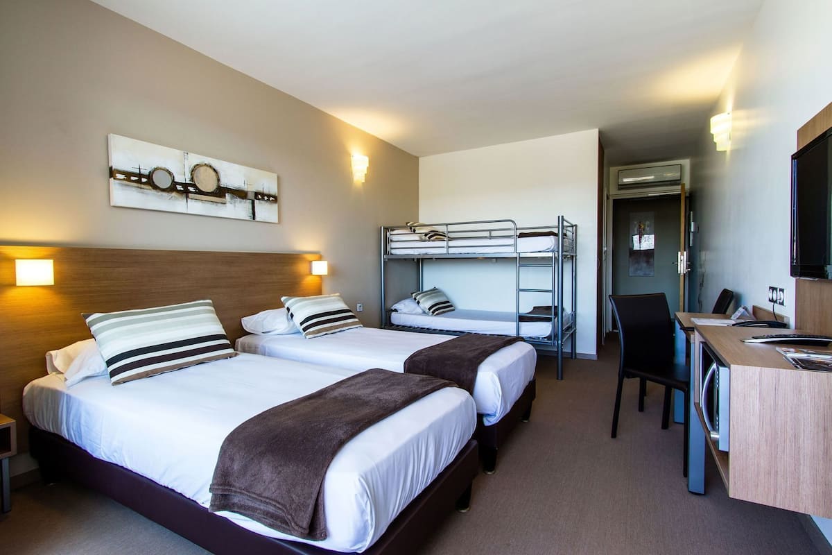 Premium bedding, in-room safe, desk, blackout drapes