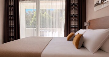 Ropa de cama de alta calidad y caja de seguridad en la habitación 