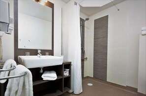 Family Triple Room | Bathroom | Hair dryer, towels, soap, shampoo - Forme Hotel & Spa Montpellier (Mauguio)