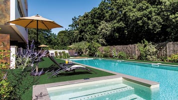 季节性开放的室外游泳池,09:00 至 21:00 开放,池畔遮阳伞,日光浴躺椅
