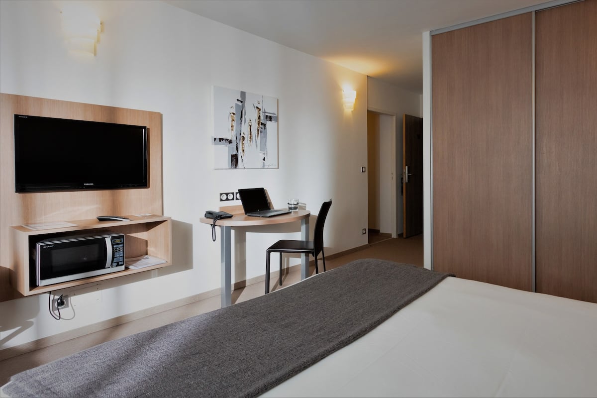 Family Triple Room | Premium bedding, in-room safe, desk, blackout drapes