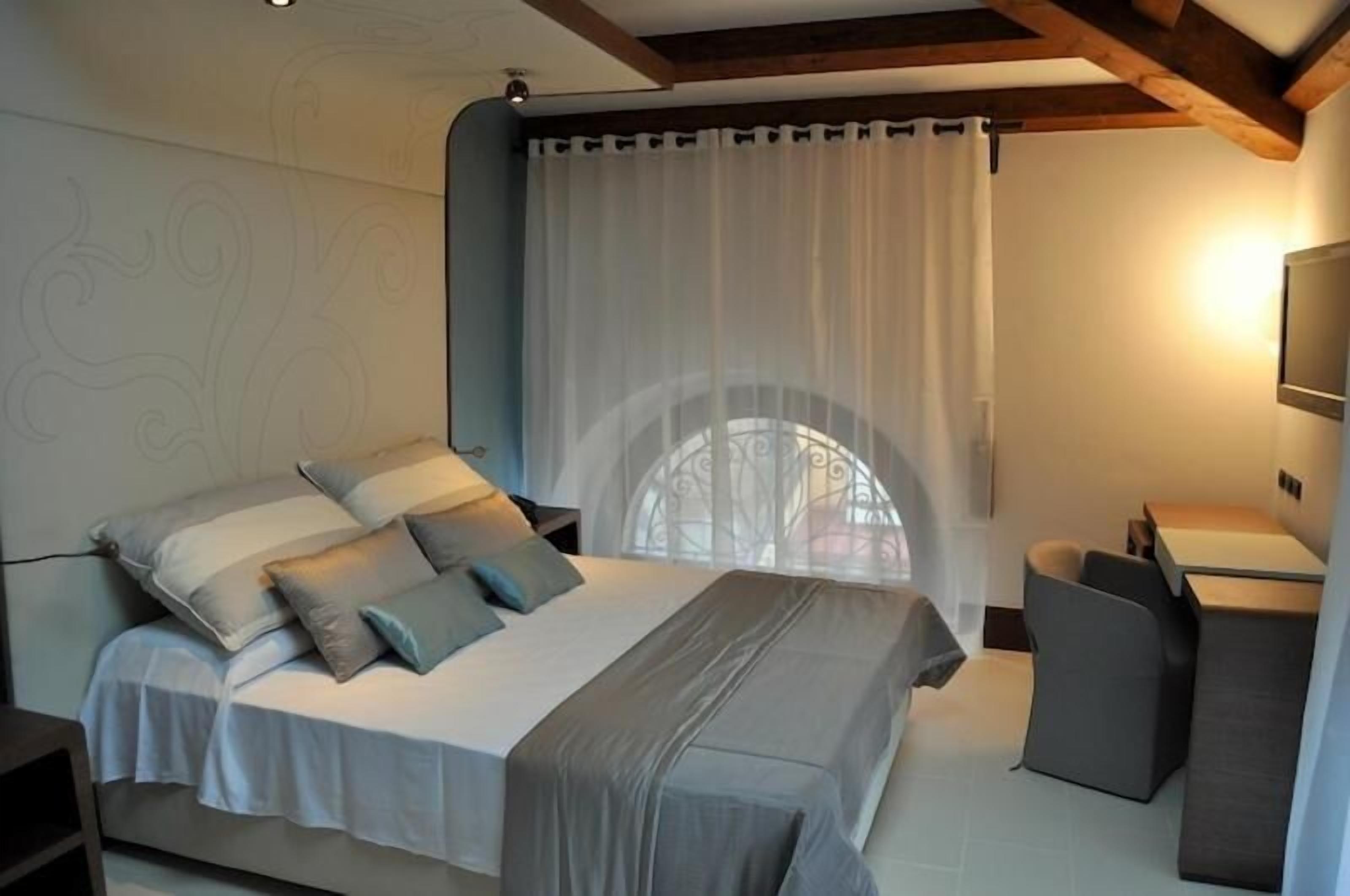 Egyptian cotton sheets, down duvets, memory-foam beds, minibar