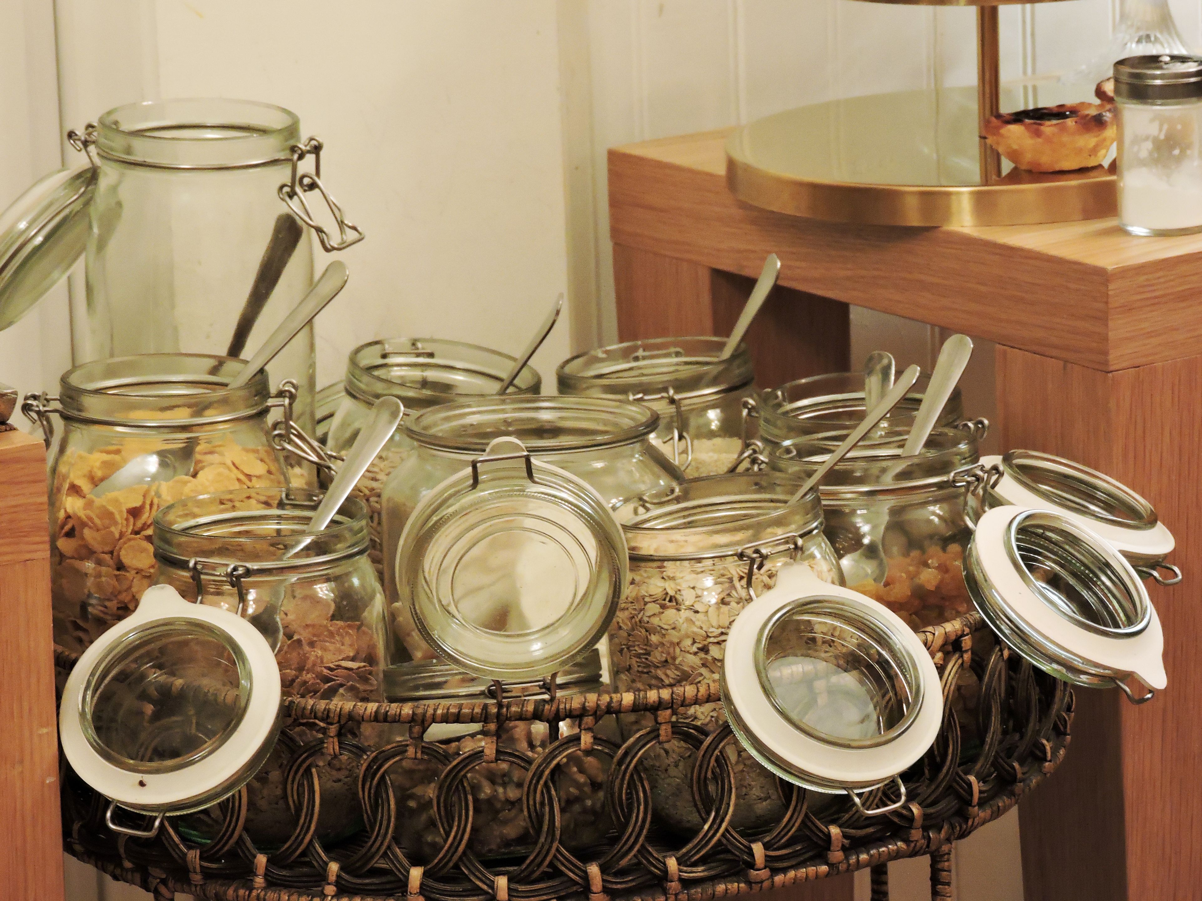 Un buffet de petit-déjeuner proposant divers aliments présentés dans des récipients en verre.