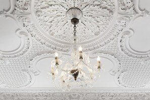 Un candelabro con múltiples brazos y detalles de cristal.