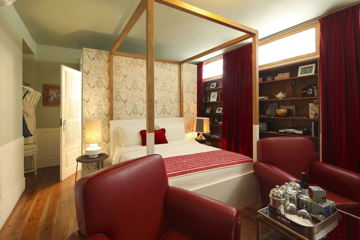 Room (Budget in the basement) | Individually decorated, individually furnished, desk, iron/ironing board