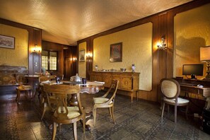 Free daily full breakfast 