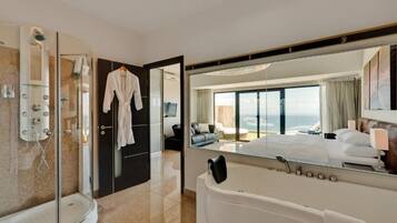 Habitación de lujo doble, vistas al mar (Gold) | Baño | Bañera de hidromasaje y artículos de higiene personal gratuitos