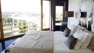 Suíte luxo, banheira de hidromassagem (Feno) | Frigobar, individualmente decorados, individualmente mobiliados