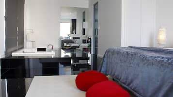 Deluxe Suite, Jetted Tub (Espiga) | Minibar, individually decorated, individually furnished, soundproofing