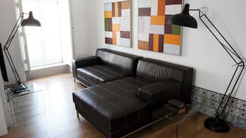 Appartement, 3 slaapkamers | Woonkamer | Een 43-inch flatscreentelevisie met kabelzenders en een lcd-televisie